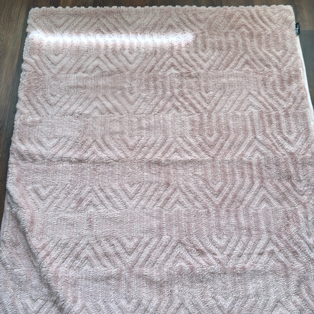 Celebrity Home Faux Fur Throw Blanket Size 60x48 in Color Blush